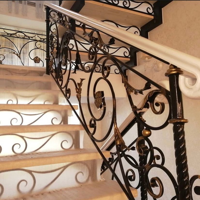 Как подобрать рисунок перил и балконного ограждения, чтобы фасад дома выглядел собранно в Суздале